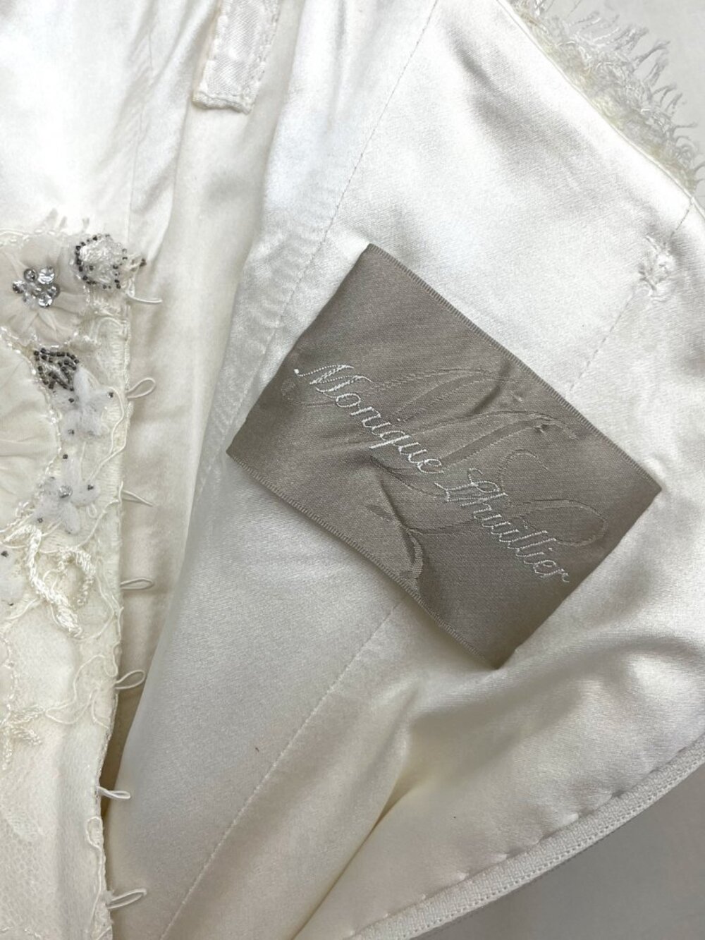 Vintage Monique Lhuillier Fall 2007 Lace Wedding Gown - Picture 8 of 12